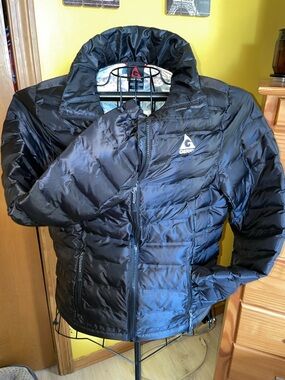 BLACK GERRY LIGHTWEIGHT PUFFER JACKET.